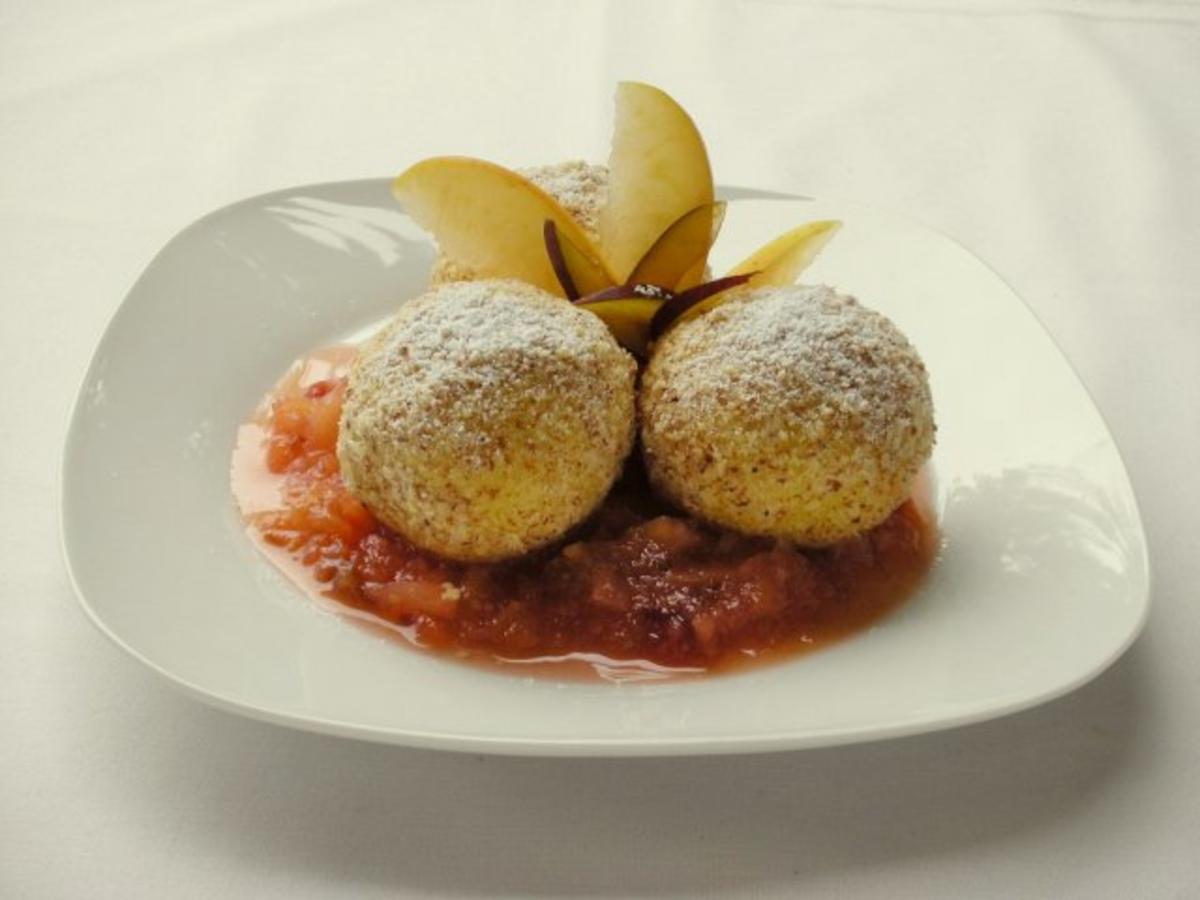 Bilder für Zwetschgenknödel mit Apfel-Zwetschgen-Sauce - Rezept