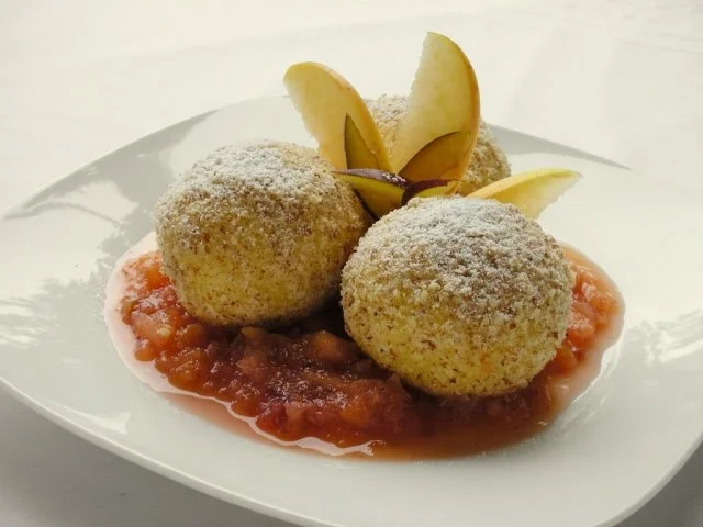 Zwetschgenknödel mit Apfel-Zwetschgen-Sauce - Rezept - Bild Nr. 2