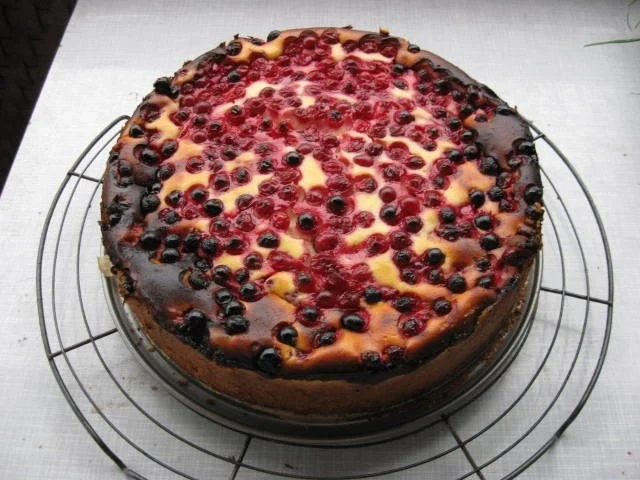 Quark - Kuchen mit Johannisbeeren und Himbeeren - Rezept