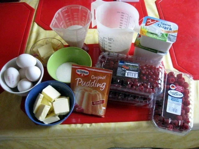 Quark - Kuchen mit Johannisbeeren und Himbeeren - Rezept - Bild Nr. 2