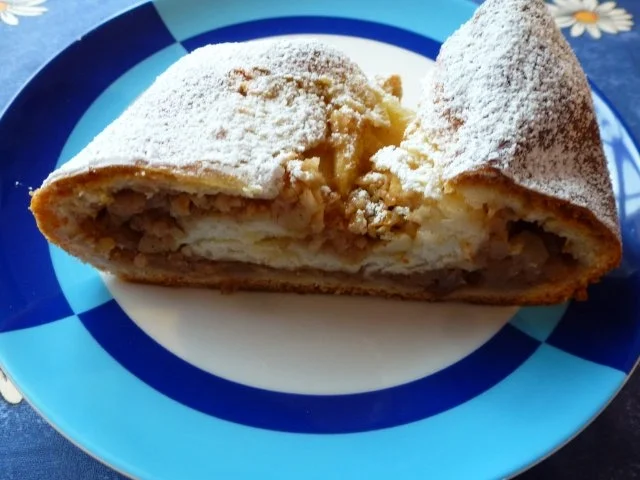 Rezept: Apfelstrudel mit extra viel Äpfeln Apfelstrudel mit extra viel Äpfeln - Rezept