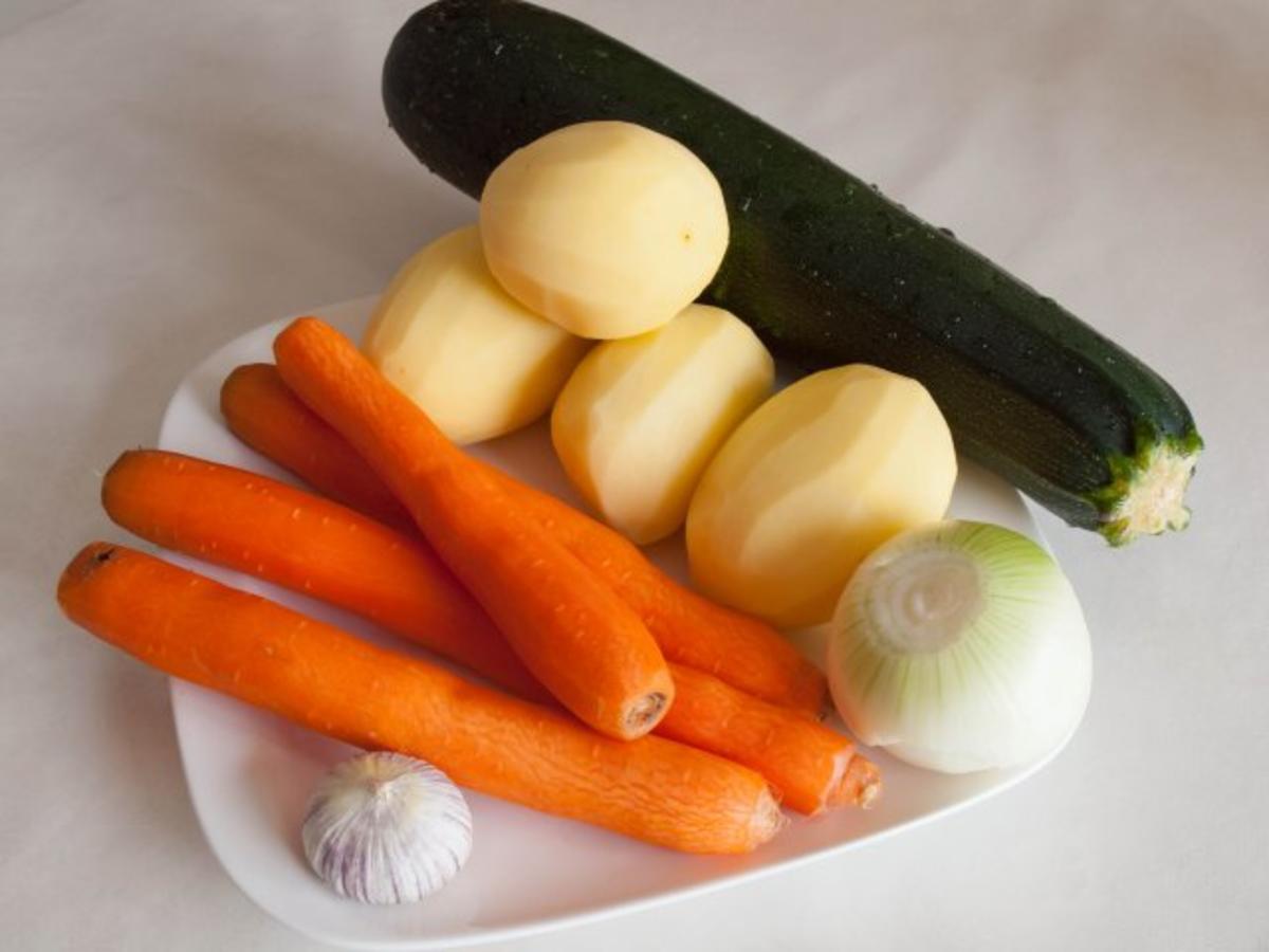 Gemüsepuffer mit Räucherlachs und Kräuterdip - Rezept - Bild Nr. 2