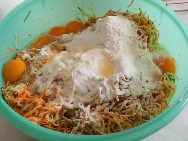 Gemüsepuffer mit Räucherlachs und Kräuterdip - Rezept - Bild Nr. 3