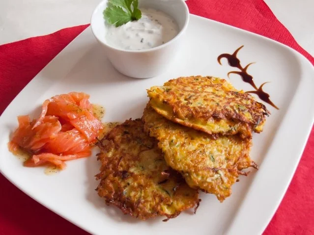 Gemüsepuffer mit Räucherlachs und Kräuterdip - Rezept