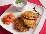 Gemüsepuffer mit Räucherlachs und Kräuterdip - Rezept