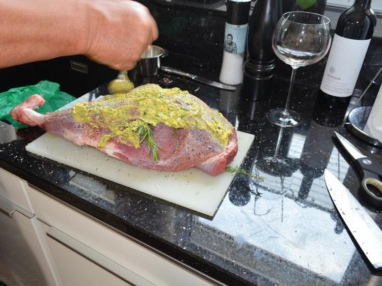 Lammkeule in Senfkruste in Niedrigtemperatur - einfach - 214 kcal/100g