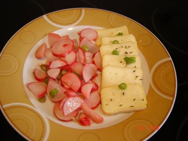 Radieschensalat an mariniertem Limburger - Rezept