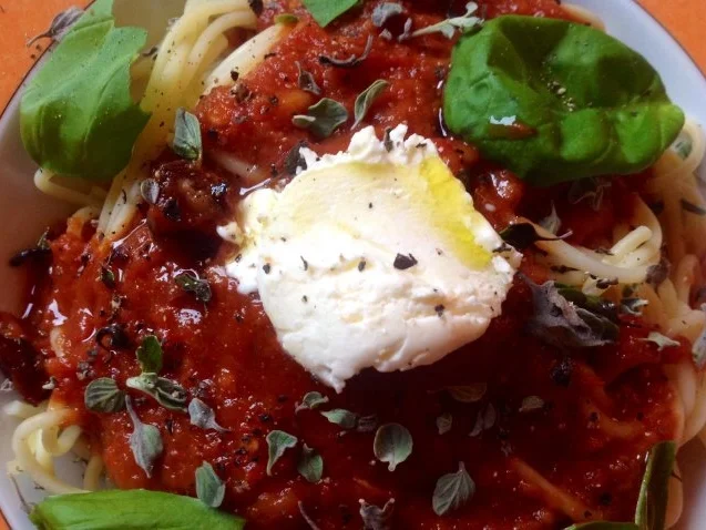 Spaghetti mit einer scharfen Tomaten-Dattelsoße - Rezept