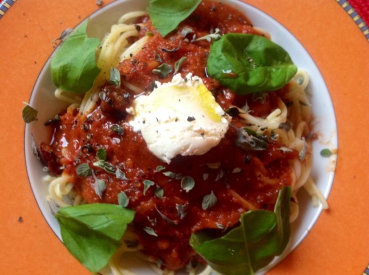Spaghetti mit einer scharfen Tomaten-Dattelsoße - Rezept - Bild Nr. 3
