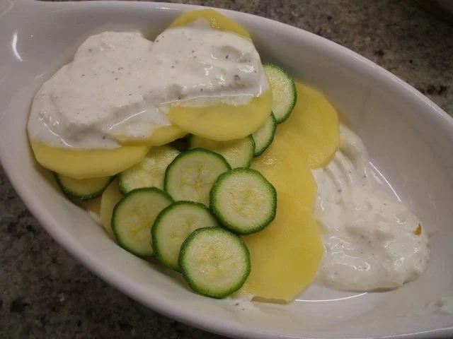 Auflauf: Kartoffel-Zucchini-Gratin mit Schafskäsehaube - Rezept - Bild Nr. 4
