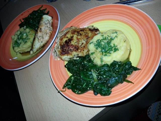 Rezept: Zart gefüllte Hähnchenbrust mit würzigem Babyspinat und Polenta Zart gefüllte Hähnchenbrust mit würzigem Babyspinat und Polenta - Rezept