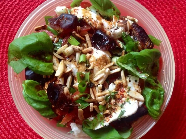 Rezept: Tomatensalat mit Mozzarella, Mandeln und Datteln Tomatensalat mit Mozzarella, Mandeln und Datteln - Rezept