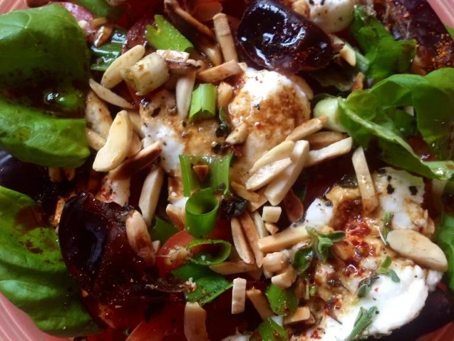 Rezept: Tomatensalat mit Mozzarella, Mandeln und Datteln Bild Nr. 2 Tomatensalat mit Mozzarella, Mandeln und Datteln - Rezept - Bild Nr. 2