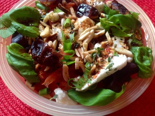 Rezept: Tomatensalat mit Mozzarella, Mandeln und Datteln Bild Nr. 3 Tomatensalat mit Mozzarella, Mandeln und Datteln - Rezept - Bild Nr. 3