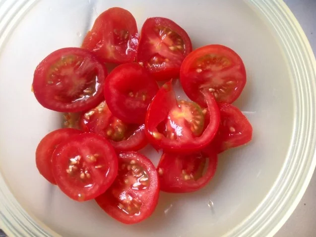 Rezept: Tomatensalat mit Mozzarella, Mandeln und Datteln Bild Nr. 4 Tomatensalat mit Mozzarella, Mandeln und Datteln - Rezept - Bild Nr. 4