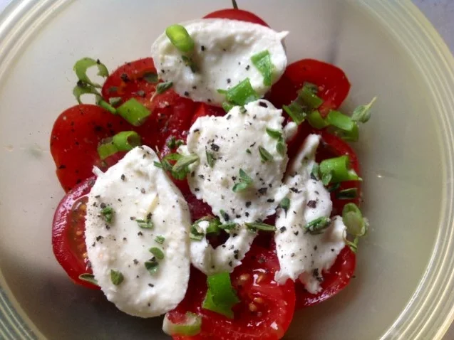 Rezept: Tomatensalat mit Mozzarella, Mandeln und Datteln Bild Nr. 6 Tomatensalat mit Mozzarella, Mandeln und Datteln - Rezept - Bild Nr. 6