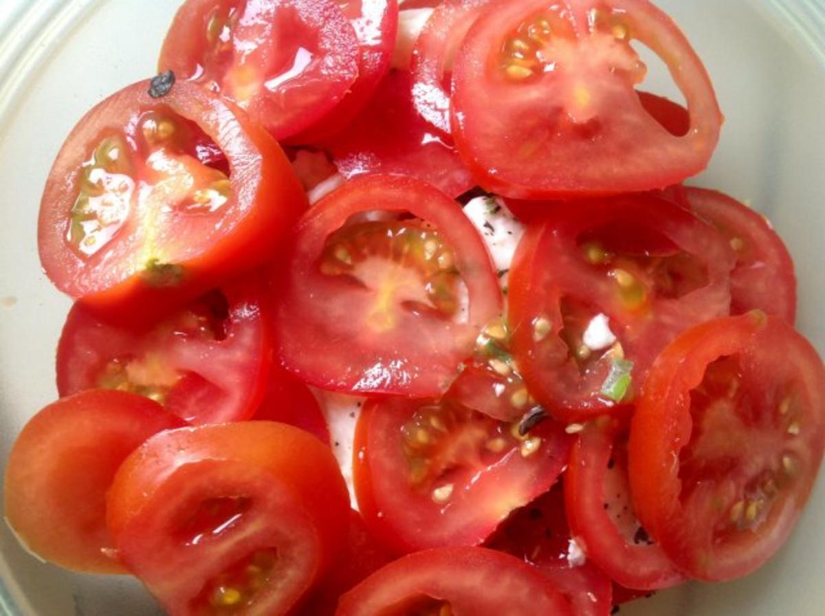 Tomatensalat mit Mozzarella, Mandeln und Datteln - Rezept - Bild Nr. 7