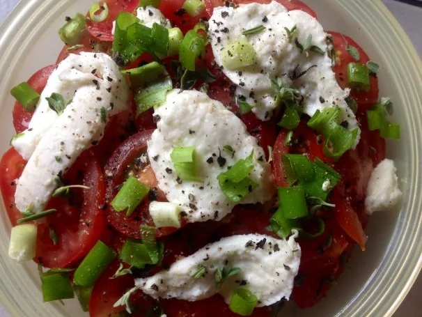 Rezept: Tomatensalat mit Mozzarella, Mandeln und Datteln Bild Nr. 8 Tomatensalat mit Mozzarella, Mandeln und Datteln - Rezept - Bild Nr. 8