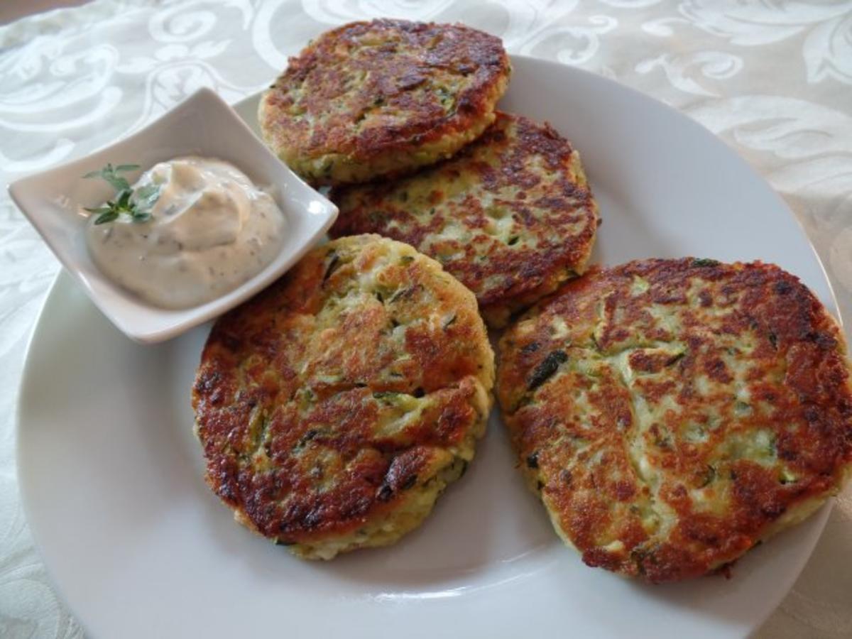 Zucchini-Plätzchen mit Schafskäse - Rezept - kochbar.de