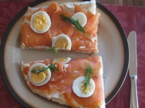 LACHS AUF FLADENBROT UND MEERRETTICH-FRISCHKÄSE - Rezept