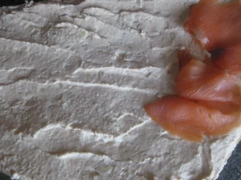 LACHS AUF FLADENBROT UND MEERRETTICH-FRISCHKÄSE - Rezept - Bild Nr. 3