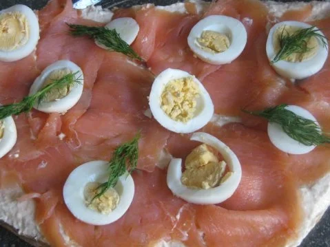 LACHS AUF FLADENBROT UND MEERRETTICH-FRISCHKÄSE - Rezept - Bild Nr. 2