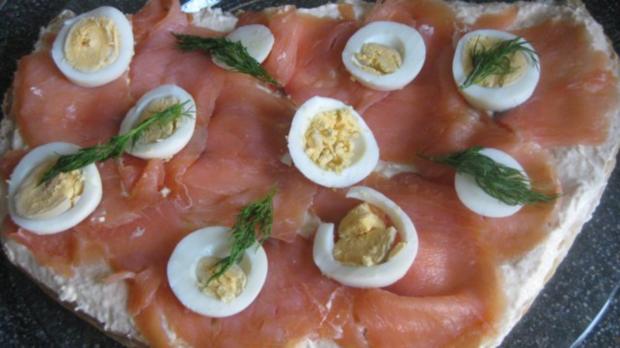 LACHS AUF FLADENBROT UND MEERRETTICH-FRISCHKÄSE - Rezept - kochbar.de