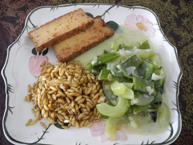 Rezept: Schmorgurken an Kokosmilch mit Zuckerschoten dazu Kamut und Mandel - Tofu Schmorgurken an Kokosmilch mit Zuckerschoten dazu Kamut und Mandel - Tofu - Rezept