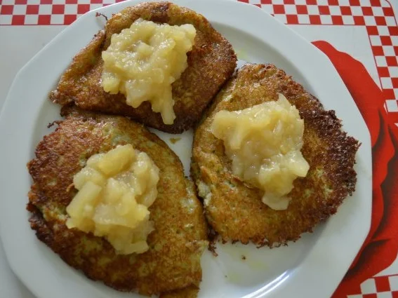 Rezept: Kartoffelpuffer / "Reibekuchen" mit Apfelmus Bild Nr. 11 Kartoffelpuffer / "Reibekuchen" mit Apfelmus - Rezept - Bild Nr. 11