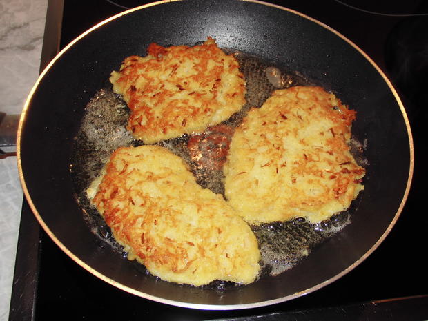 Kartoffelpuffer / &amp;quot;Reibekuchen&amp;quot; mit Apfelmus - Rezept - kochbar.de