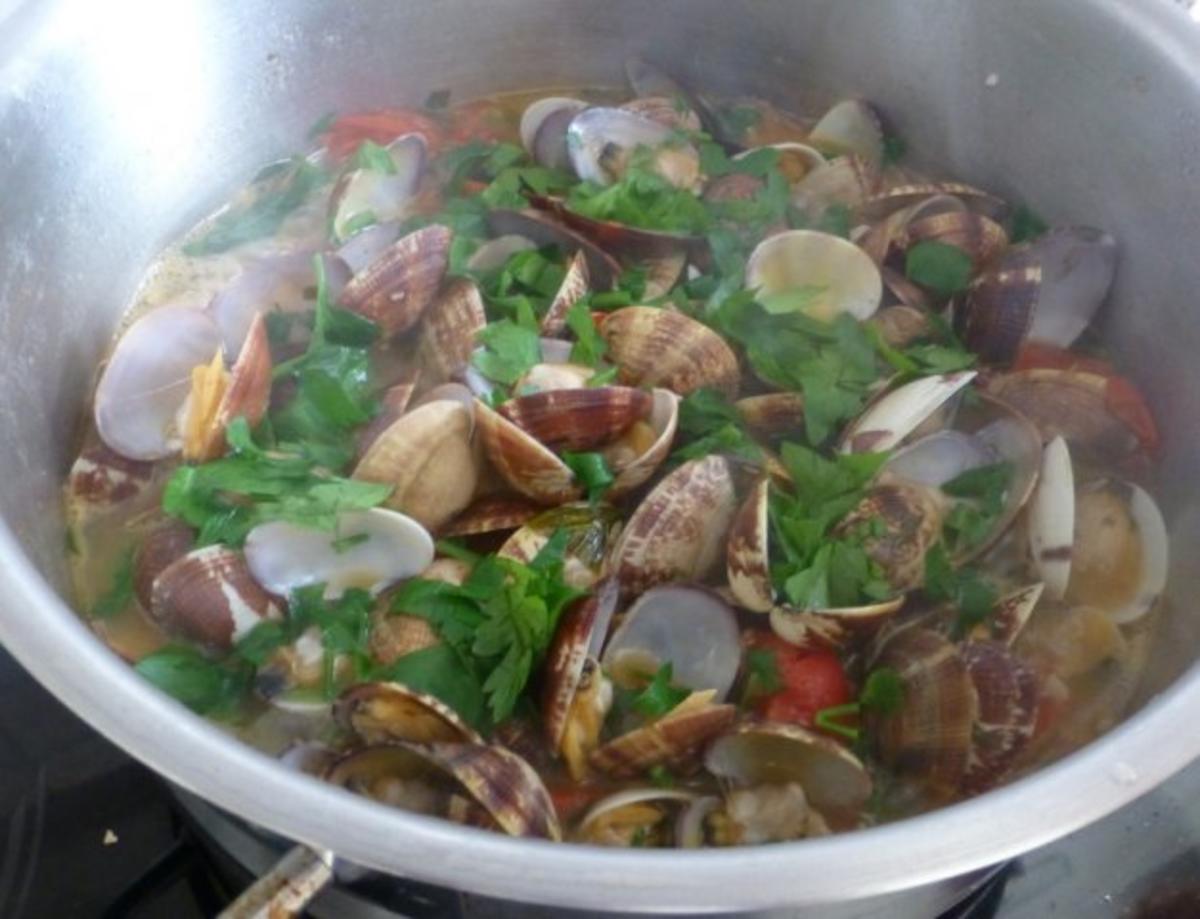 Herzmuscheln in Zwiebel-Tomaten-Knoblauchsauce - Rezept - Bild Nr. 4