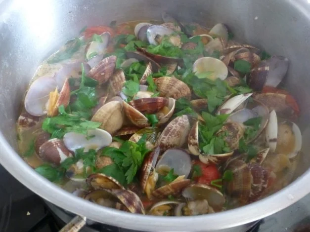 Herzmuscheln in Zwiebel-Tomaten-Knoblauchsauce - Rezept - Bild Nr. 4