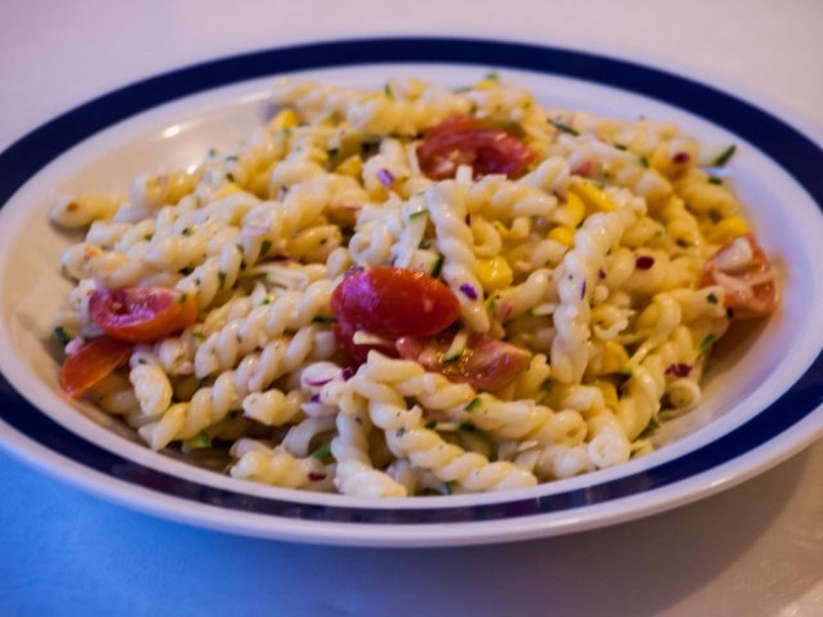 Bilder für Salat: Italienischer Nudelsalat mit Zucchinistreifen - Rezept