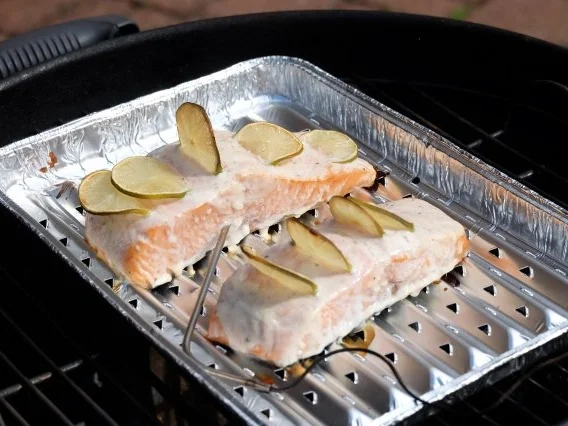 Selbst (an)geräuchterter Lachs mit Limetten-Jogurt Marinade - Rezept - Bild Nr. 3