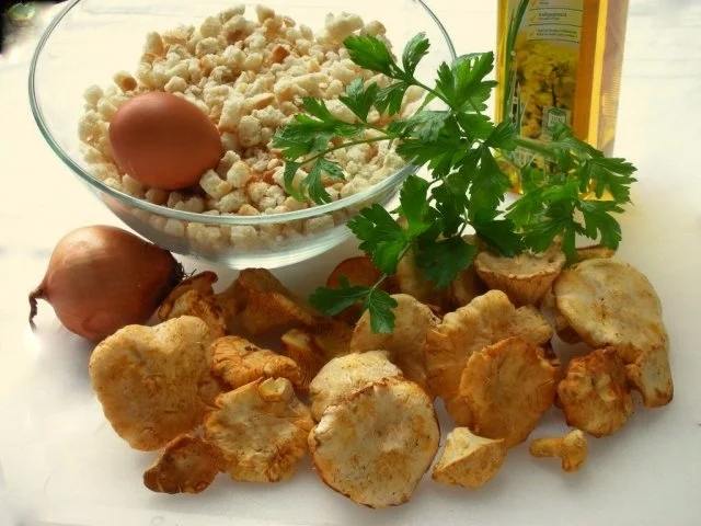 Rezept: Pesto- Brathuhn mit Pfifferling- Semmel-Füllung und Gemüse Bild Nr. 4 Pesto- Brathuhn mit Pfifferling- Semmel-Füllung und Gemüse - Rezept - Bild Nr. 4