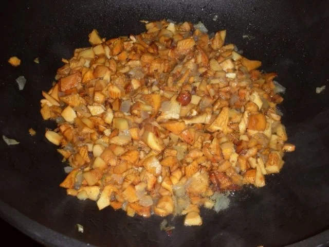 Rezept: Pesto- Brathuhn mit Pfifferling- Semmel-Füllung und Gemüse Bild Nr. 6 Pesto- Brathuhn mit Pfifferling- Semmel-Füllung und Gemüse - Rezept - Bild Nr. 6