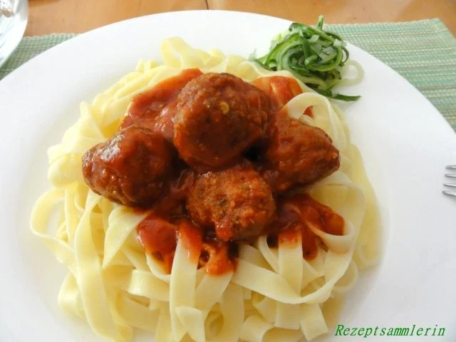 Rezept: Fleisch: HACKFLEISCH - BÄLLCHEN in Tomatensauce Fleisch: HACKFLEISCH - BÄLLCHEN in Tomatensauce - Rezept