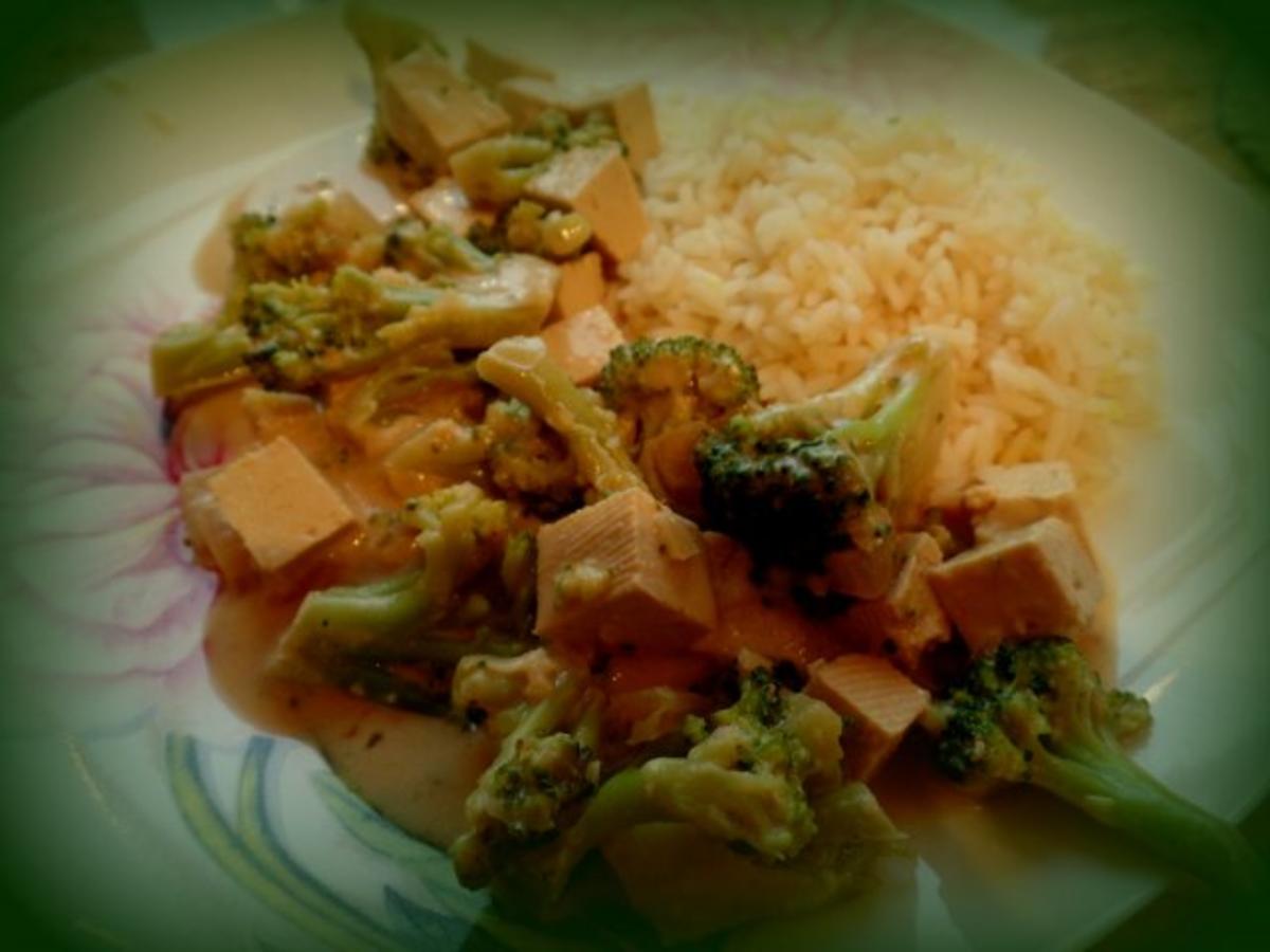 Brokkoli und Tofu mit Erdnuss-Soße; vegetarisches, asiatisches Gemüse-Gericht - Rezept