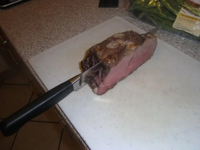 Kalte Roastbeefscheiben mit geschmolzenem bayrischem Weichkäse - Rezept - Bild Nr. 3