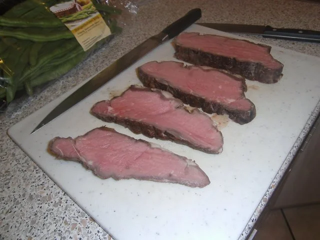 Kalte Roastbeefscheiben mit geschmolzenem bayrischem Weichkäse - Rezept - Bild Nr. 4