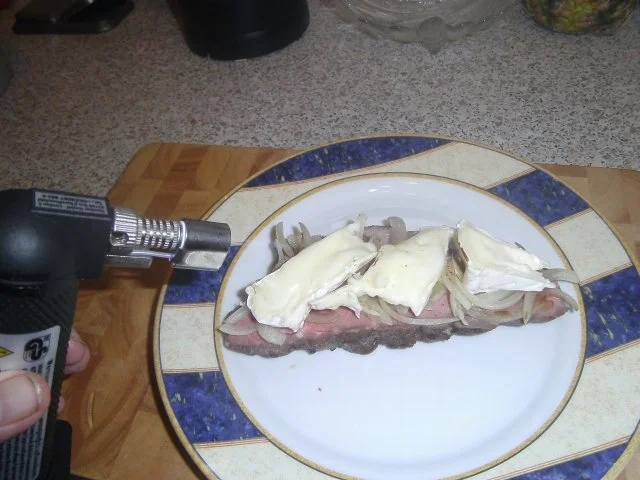 Kalte Roastbeefscheiben mit geschmolzenem bayrischem Weichkäse - Rezept - Bild Nr. 8