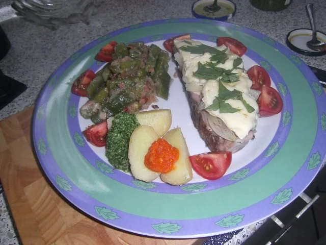 Kalte Roastbeefscheiben mit geschmolzenem bayrischem Weichkäse - Rezept