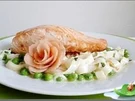 Tagliatelle in Minzsauce und gebratenes Lachsfilet mit Rose  garniert - Rezept