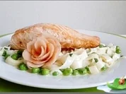 Tagliatelle in Minzsauce und gebratenes Lachsfilet mit Rose  garniert - Rezept