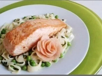Rezept: Tagliatelle in Minzsauce und gebratenes Lachsfilet mit Rose garniert Bild Nr. 2 Tagliatelle in Minzsauce und gebratenes Lachsfilet mit Rose garniert - Rezept - Bild Nr. 2