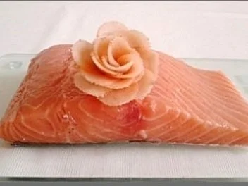 Rezept: Tagliatelle in Minzsauce und gebratenes Lachsfilet mit Rose garniert Bild Nr. 4 Tagliatelle in Minzsauce und gebratenes Lachsfilet mit Rose garniert - Rezept - Bild Nr. 4