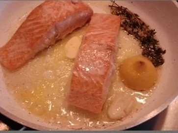 Rezept: Tagliatelle in Minzsauce und gebratenes Lachsfilet mit Rose garniert Bild Nr. 12 Tagliatelle in Minzsauce und gebratenes Lachsfilet mit Rose garniert - Rezept - Bild Nr. 12