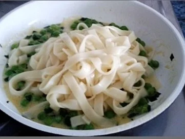 Rezept: Tagliatelle in Minzsauce und gebratenes Lachsfilet mit Rose garniert Bild Nr. 19 Tagliatelle in Minzsauce und gebratenes Lachsfilet mit Rose garniert - Rezept - Bild Nr. 19