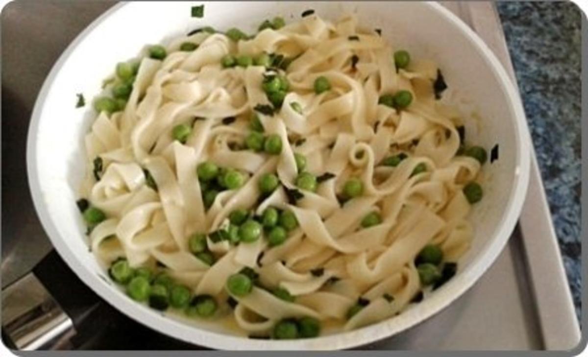 Tagliatelle in Minzsauce und gebratenes Lachsfilet mit Rose  garniert - Rezept - Bild Nr. 20