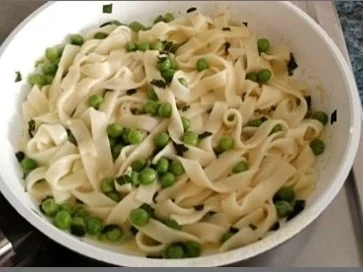 Rezept: Tagliatelle in Minzsauce und gebratenes Lachsfilet mit Rose garniert Bild Nr. 20 Tagliatelle in Minzsauce und gebratenes Lachsfilet mit Rose garniert - Rezept - Bild Nr. 20